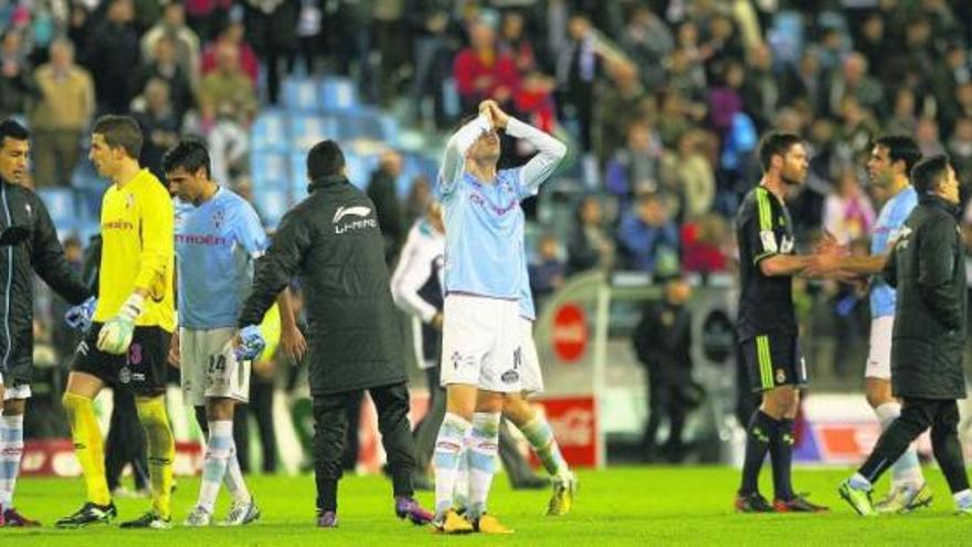 Iago Aspas se lamenta de la derrota tras haber saludado a la afición desde el centro del campo. // Jesús de Arcos