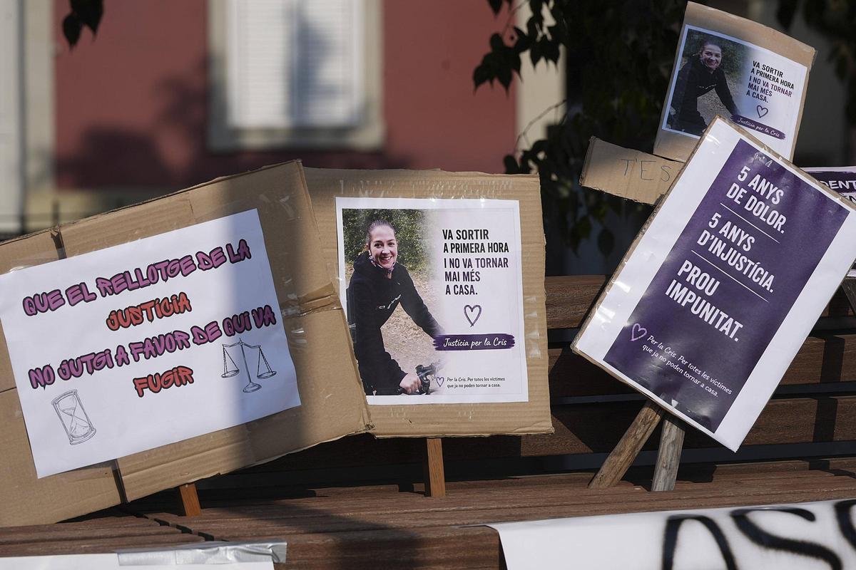 Les imatges de la concentració de rebuig a la condemna pel conductor que va matar una ciclista als Àngels