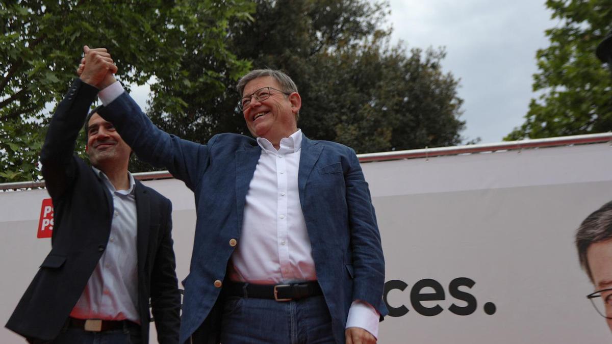 El candidato socialista a la reelección en la Generalitat, Ximo Puig, y el alcaldable de Alcoy, Toni Francés, en el acto del PSPV