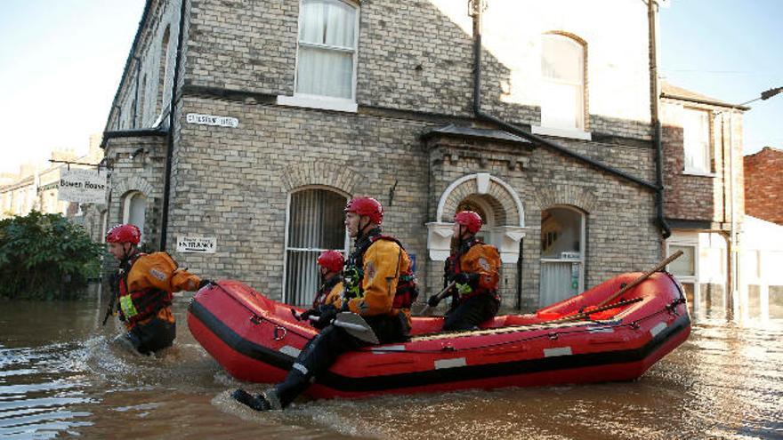 Las fuertes lluvias obligan el rescate de cientos de personas en el norte de Inglaterra
