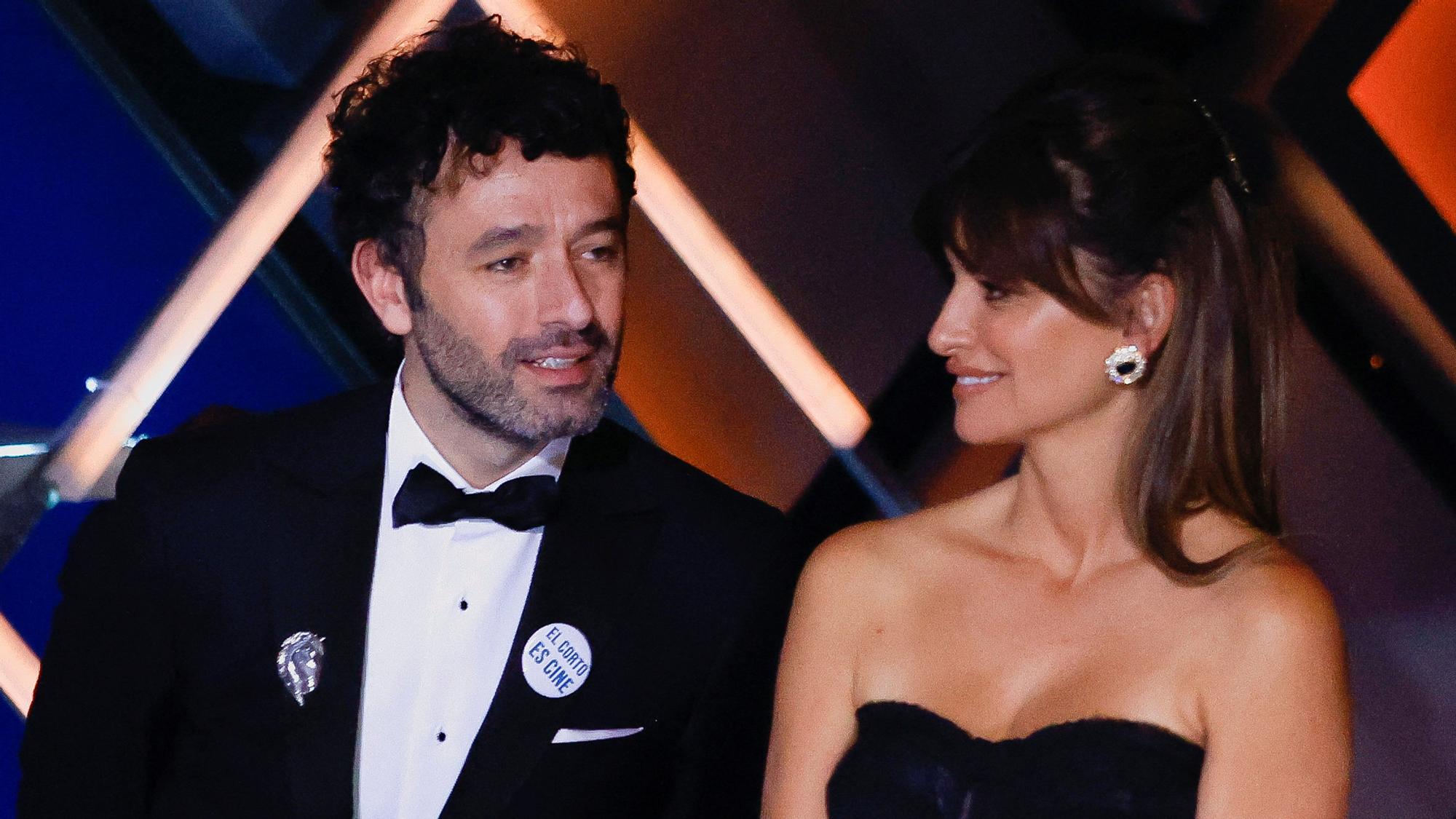 Rodrigo Sorogoyen, con Penélope Cruz, tras recibir el Goya a la mejor película por 'As bestas'