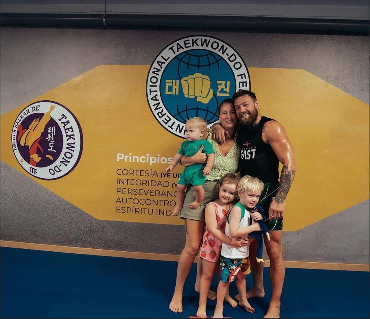 Conor McGregor junto con su familia en las instalaciones de la Escola Balear de Taekwon-Do ITF.