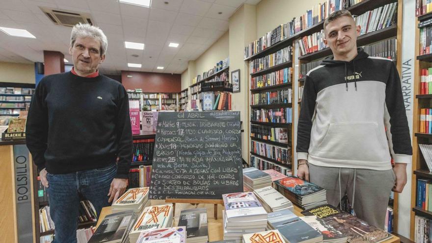 Javier Ibáñez y su hijo Alfredo posan con el calendario de eventos de Eixo para abril.   | //ALÁN PÉREZ