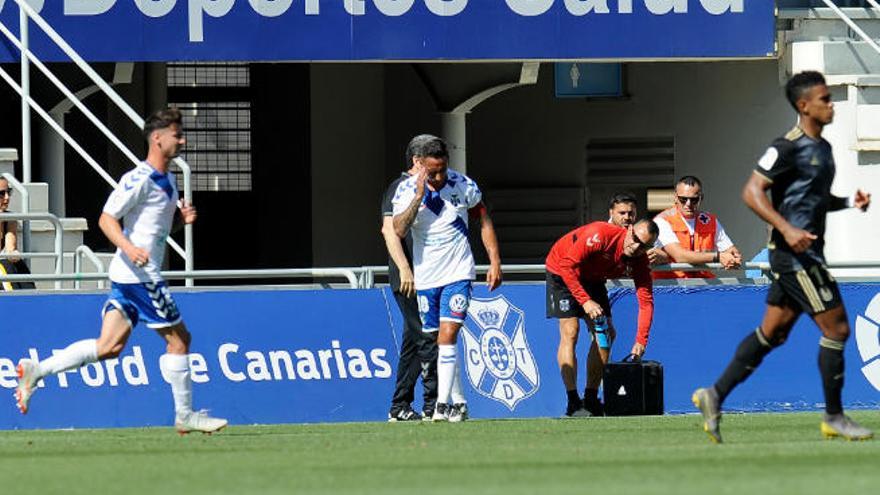 Suso, regresando al terreno de juego tras sufrir el golpe en el minuto 12.