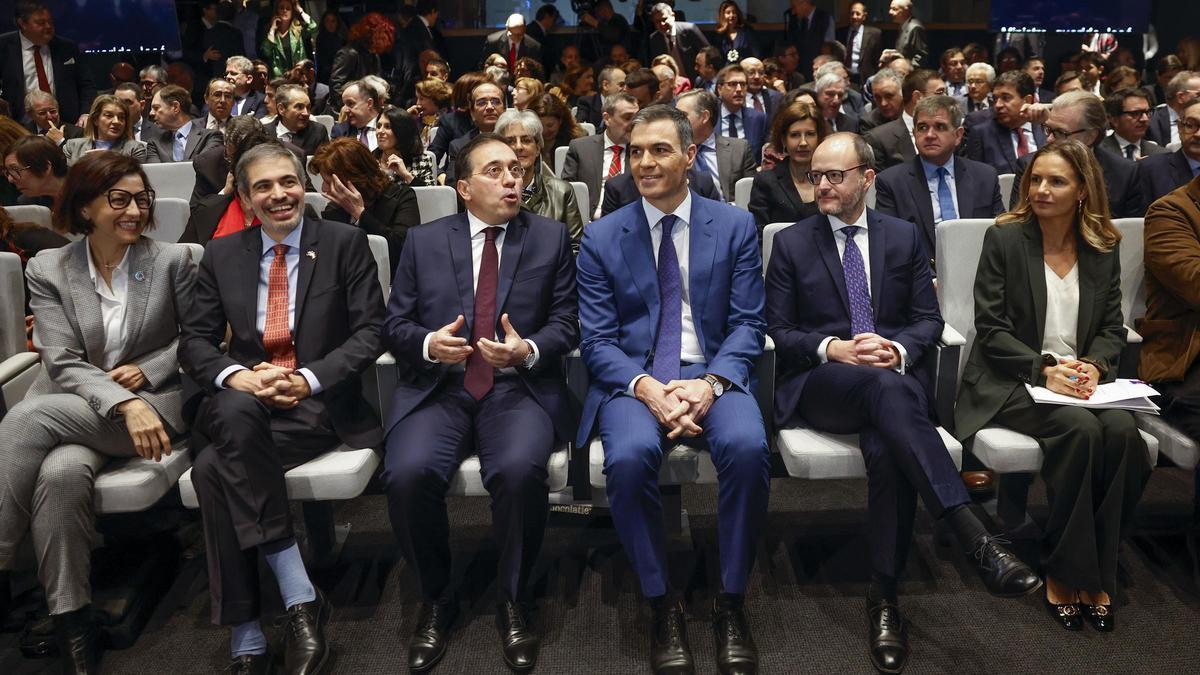 Pedro Sánchez y José Manuel Albares, el pasado 10 de enero, en la VIII Conferencia de Embajadores.