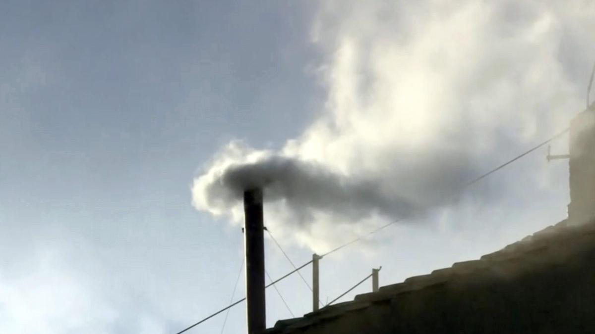 La fumata blanca en la chimenea de la Capilla Sixtina del Vaticano anuncia, este jueves, la elección del nuevo Papa de la Iglesia católica.