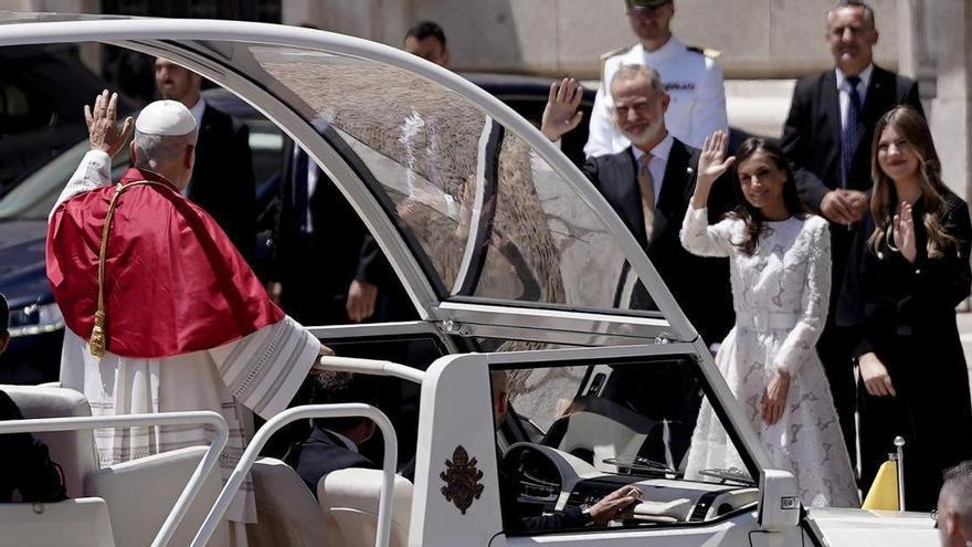 Calor, nervios y vivas al Papa y al Rey en la llegada de León XIV al Palacio Real de Madrid