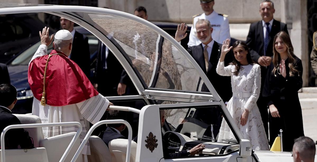 El Papa León XIV saluda a la familia real española en la puerta del Palacio Real