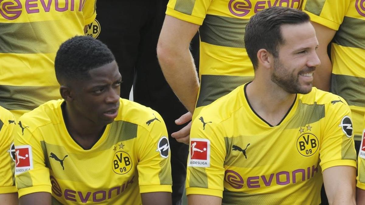 Ousmane Dembélé, junto a Gonzalo Castro, en la foto oficial del Dortmund.