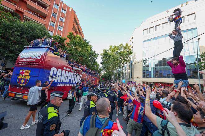 ¡De locos! Las mejores imágenes de una ciudad entregada al Barça