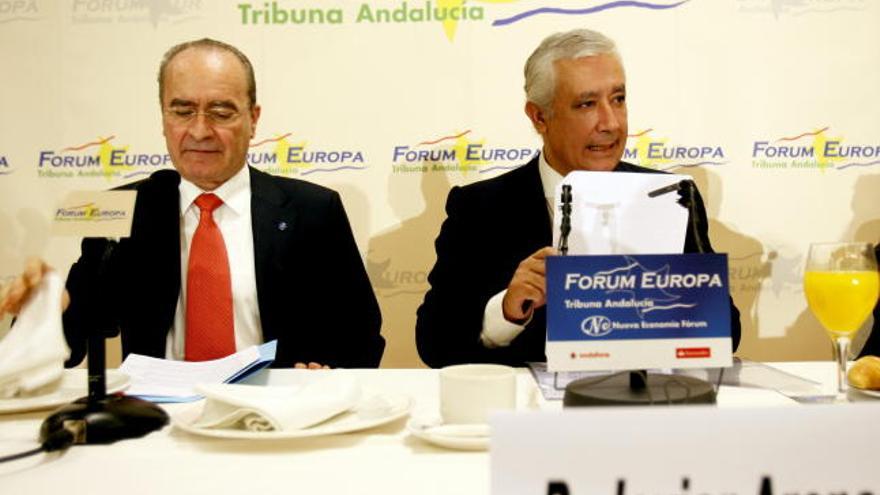 El presidente del Partido Popular de Andalucía, Javier Arenas, y el alcalde de Málaga, Francisco de la Torre, durante la conferencia en el &quot;Fórum Europa. Tribuna Andalucía&quot;. EFE/ Jorge Zapata.