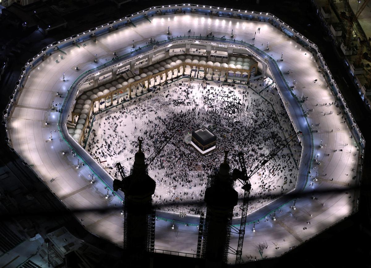 Peregrinos musulmanes realizan la Umrah en la Santa Kaaba, en la ciudad santa de La Meca