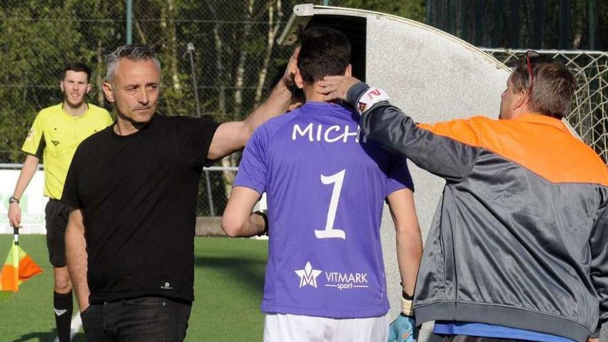 Tamayo y Suárez consuelan a Michi tras una sustitución con sabor a despedida. // Bernabé/Javier Lalín