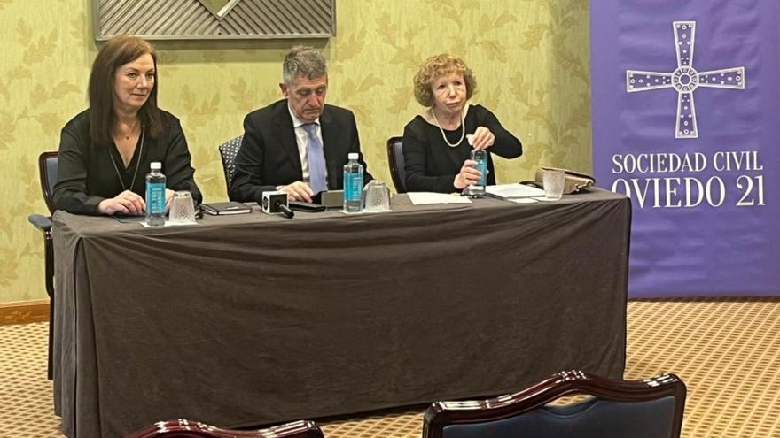 Por la izquierda, Dolores García, José Antonio Álvarez Riesgo y María Ángeles Villa, ayer, en la presentación de los premios, en el hotel de la Reconquista de Oviedo. | M. R.