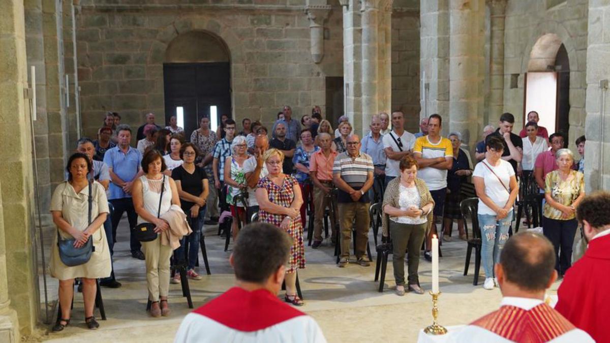 Una treintena de fieles acudió a la eucaristía. |   // BERNABÉ