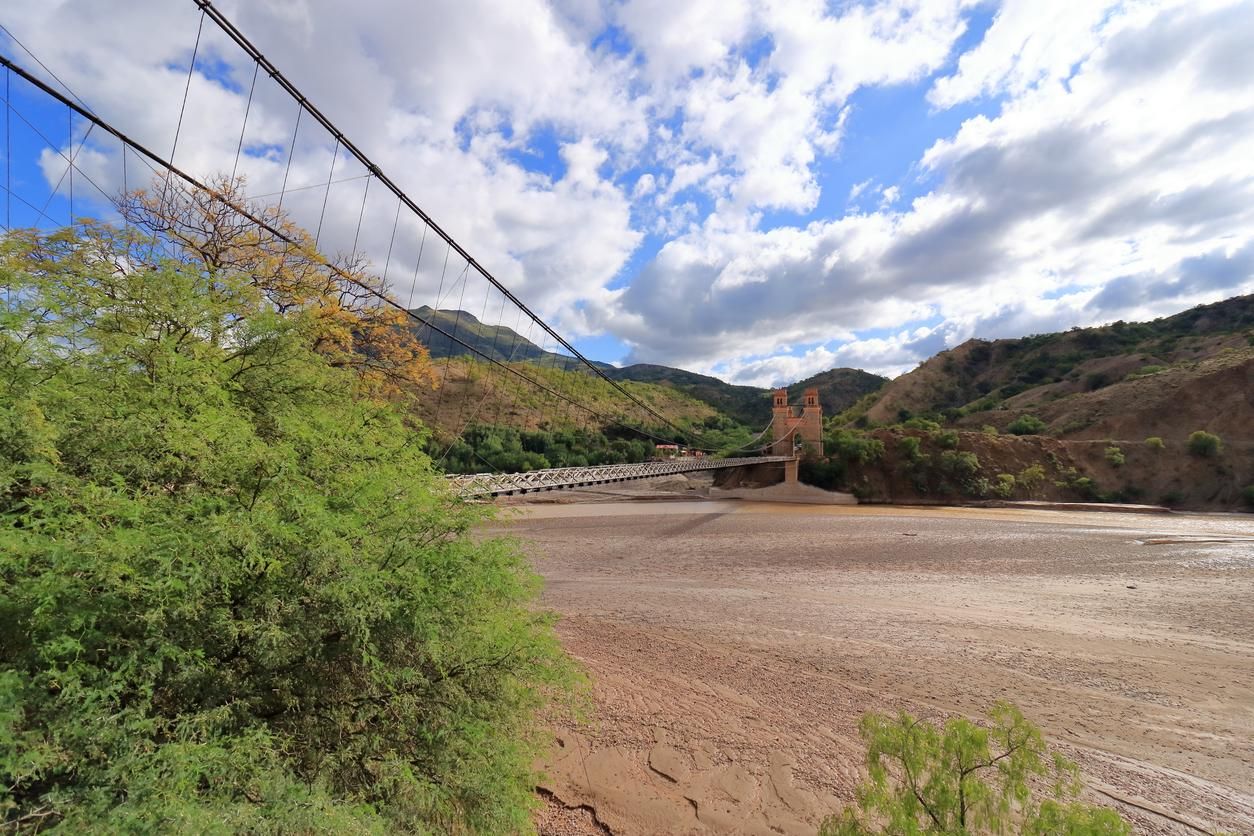 El puente Antonio José de Sucre se suspende sobre unos cables tirantes