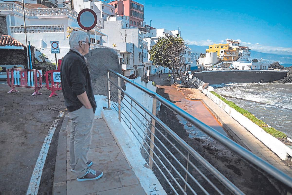 Un vecino contempla la cosa de Tacoronte