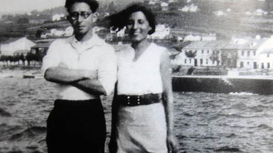 Torrente Ballester y Josefina, en el puerto de Bueu en 1933.