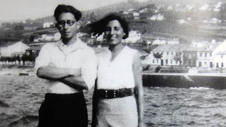 Torrente Ballester y Josefina, en el puerto de Bueu en 1933.