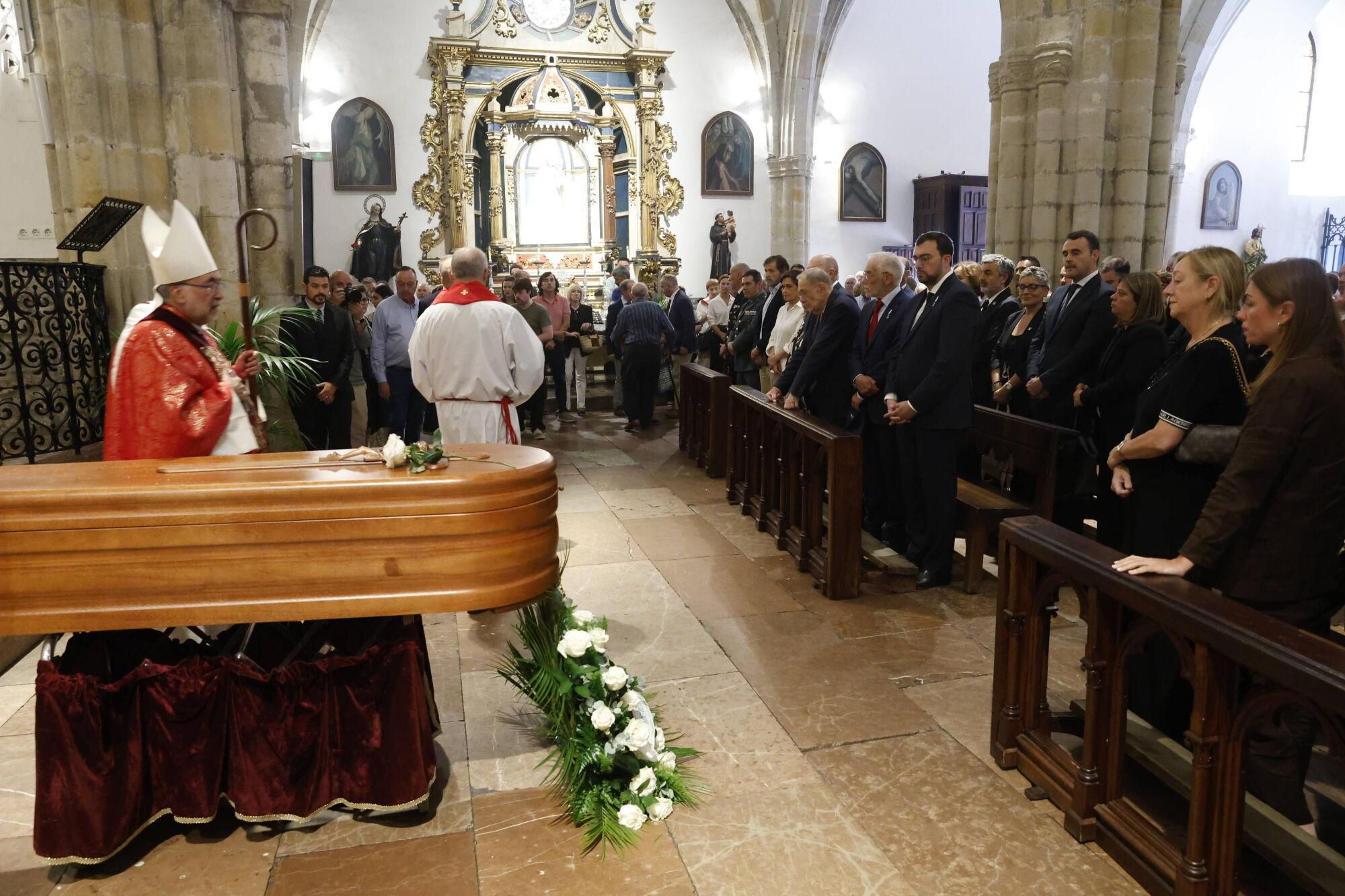 Las imágenes del funeral de Antonio Trevín en la basílica de Llanes.