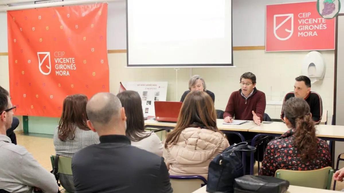 El alcalde de Ontinyent, Jorge Rodríguez, y el regidor Óscar Borrell, explican el proyecto en el CEIP Vicent Gironés.