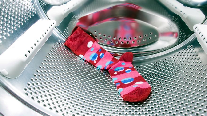¿Pierdes los calcetines en la lavadora constantemente? Te explicamos cómo evitar que esto pase
