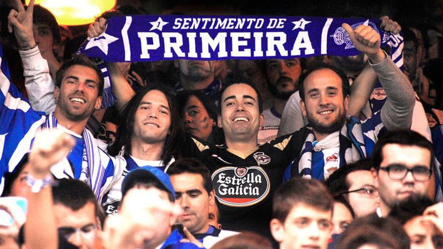 Afición deportivista en las gradas de Riazor.