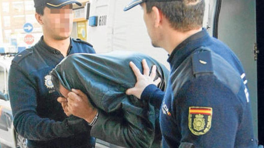 Uno de los detenidos, ayer al ser conducido a los juzgados de Torrevieja.