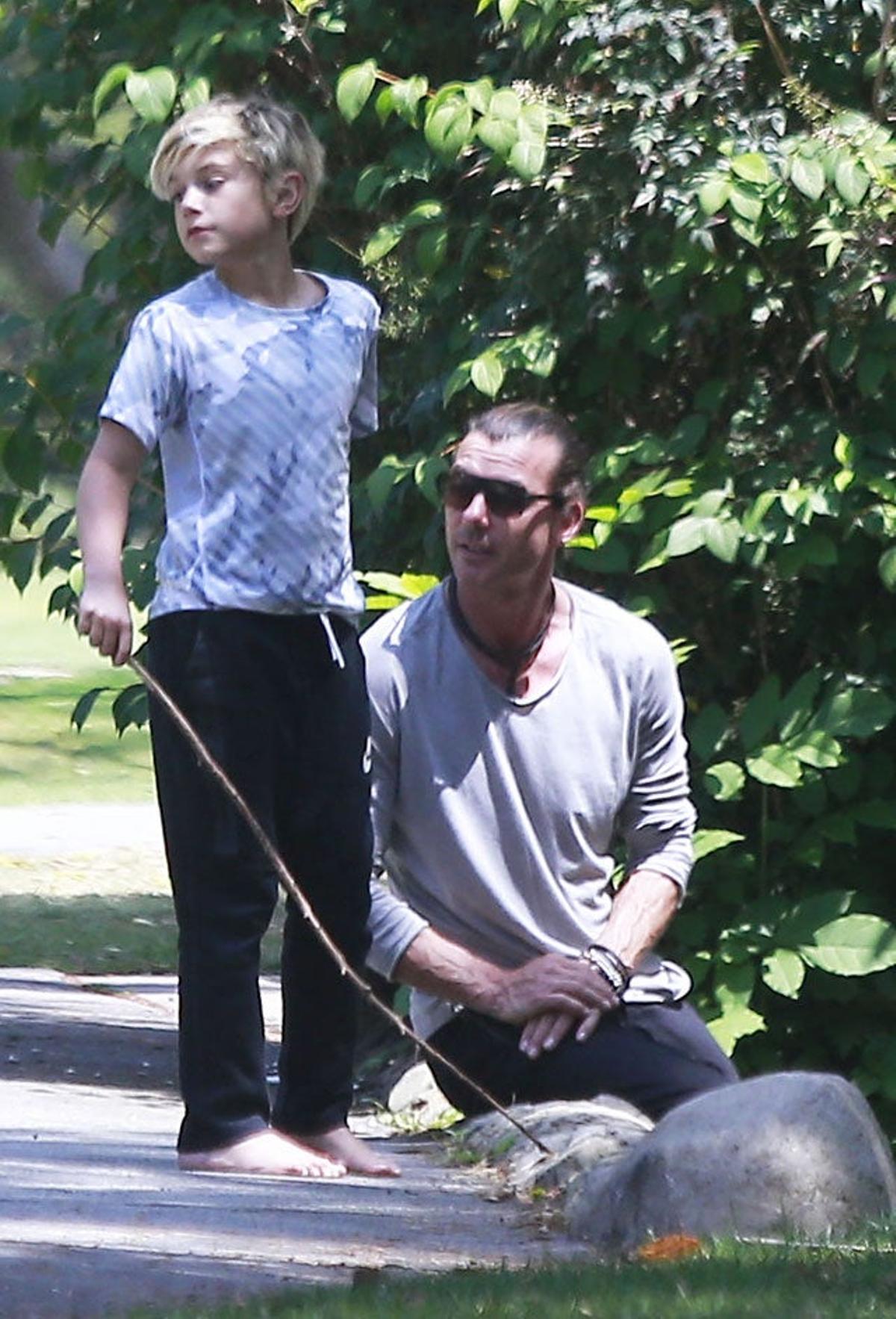 Gavin Rossdale juega con Kingston en el parque de Beverly Hills al que se fueron a pasar la mañana del domingo