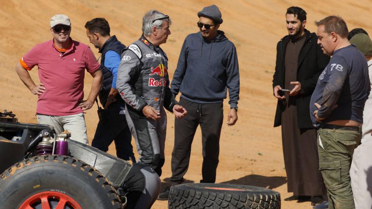 Carlos Sainz i l’equip d’Audi amb el vehicle accidentat. | REUTERS