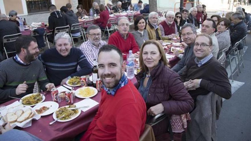 Los grupos políticos como el PSPV, el PP, Compromís o Ciudadanos no faltan a la multitudinaria cita en Benicàssim