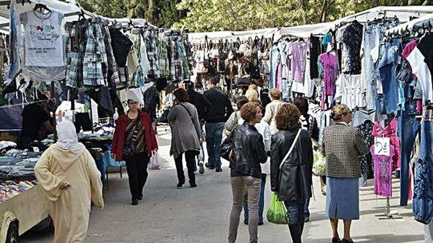 El mercat de roba de Figueres se celebra setmanalment els dijous al passeig Nou (arxiu).