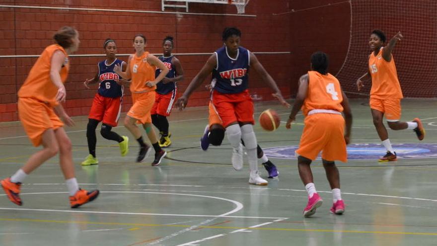 Williams, del CREF Hola, con el balón ante las zamoranas Dobrowolska, Delgado y Breedlove.