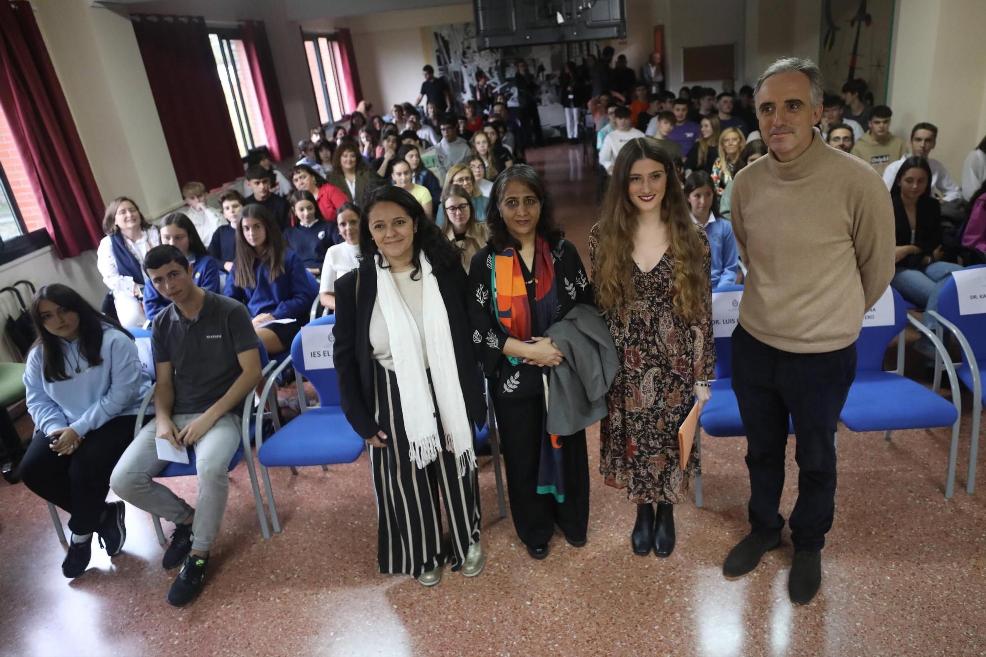 El director de la Iniciativa Medicamentos para Enfermedades Desatendidas visita el IES Batán de Mieres