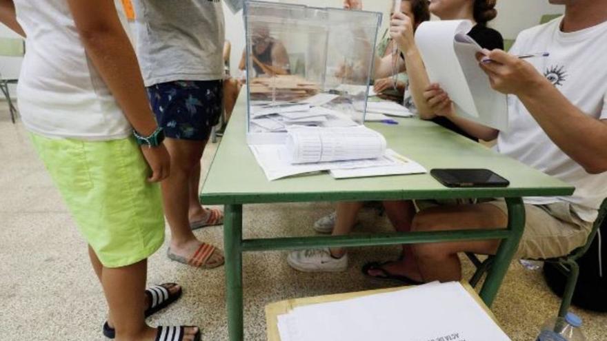 Jóvenes votando durante la jornada electoral del 23 de julio.