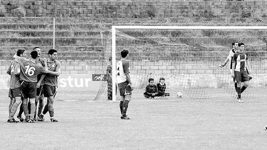 Los jugadores del Colloto se abrazan tras un gol, pero el triunfo no impide su descenso a Preferente.