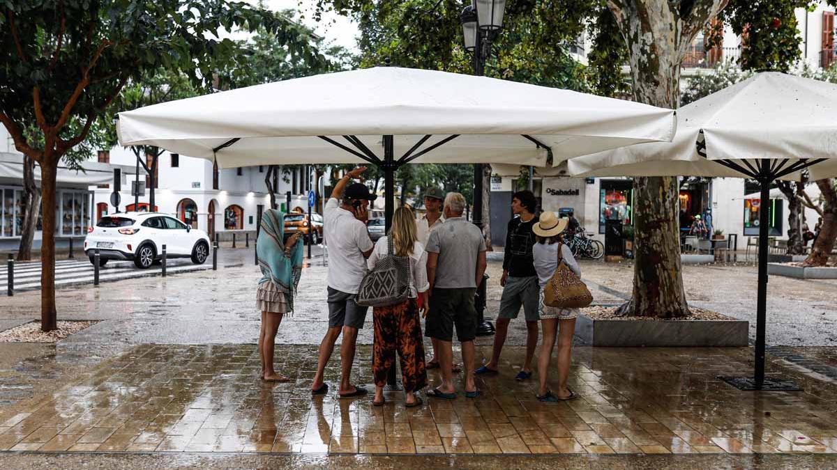 La lluvia torrencial en Formentera provoca más de 15 salidas de los bomberos por inundaciones