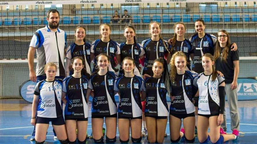 Las jugadoras del Zalaeta juvenil junto a su entrenadora, Tania Cobos, a la derecha.