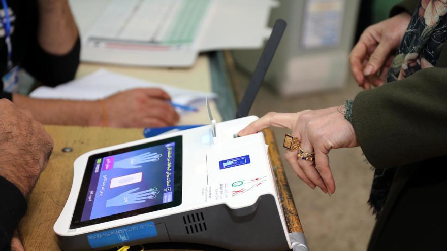 Votante en las elecciones provinciales en Bagdad, Irak.