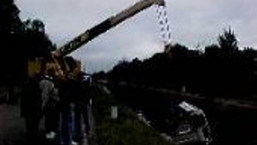 Un coche cae a las aguas del canal