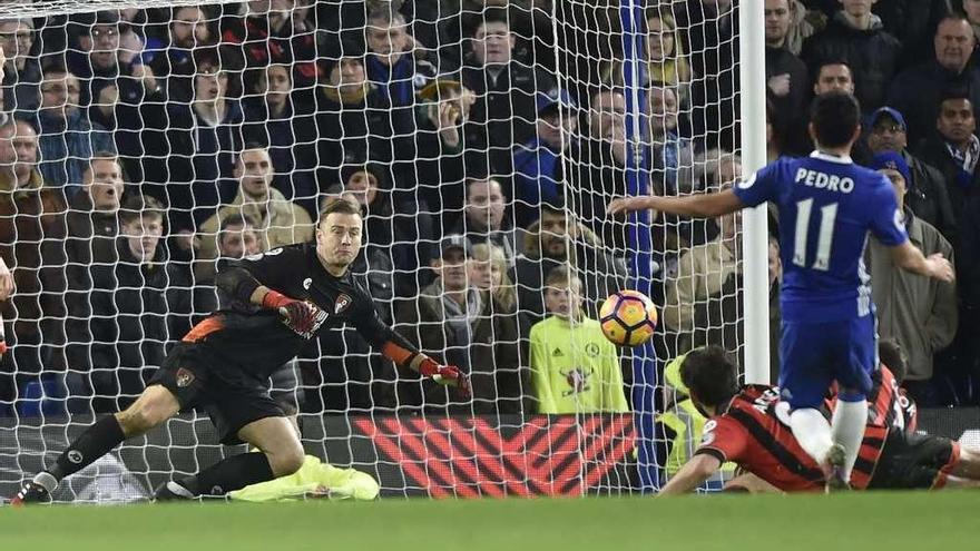 Pedro anota uno de los goles en el partido de ayer entre el Chelsea y el Bournemouth.