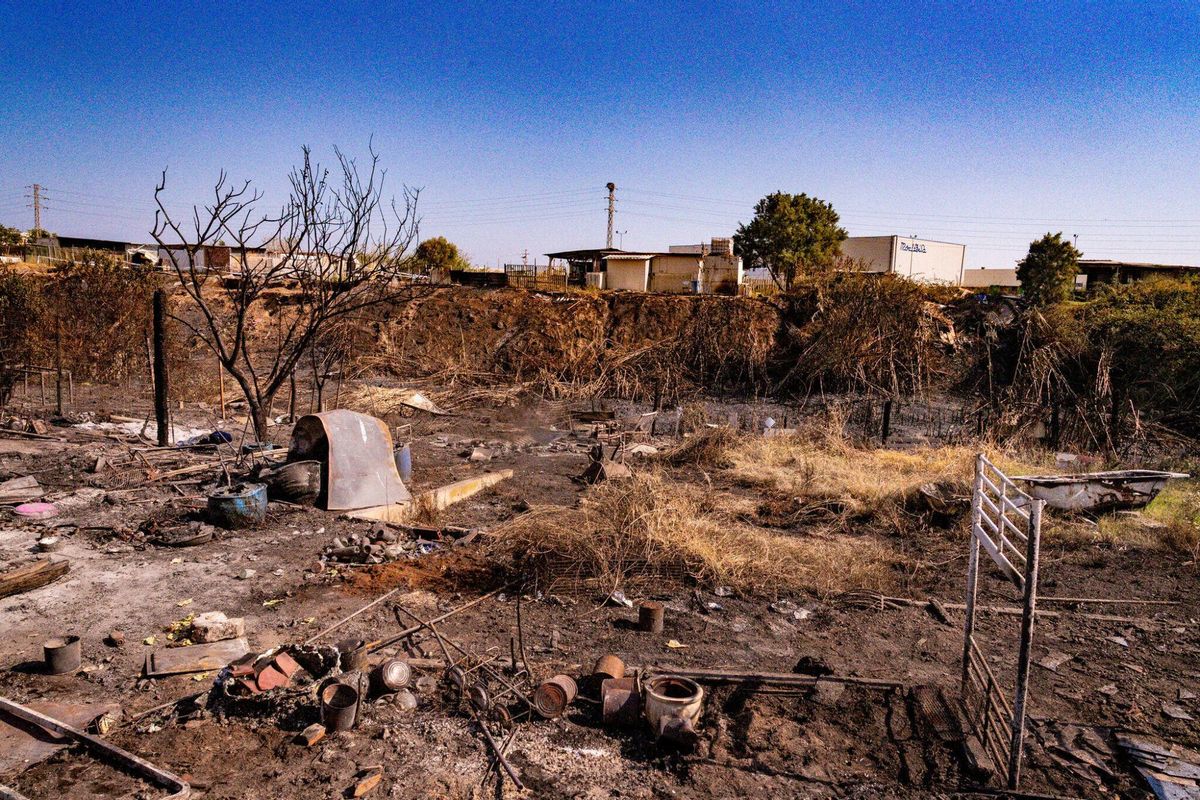 El 1 de julio de 2025, un día después del incendio, la zona cero en las barracas cercanas al Port de Barcelona revela las cenizas de lo que fueron muebles, herramientas y elementos de huerto, testimonio de la destrucción causada por el fuego.
