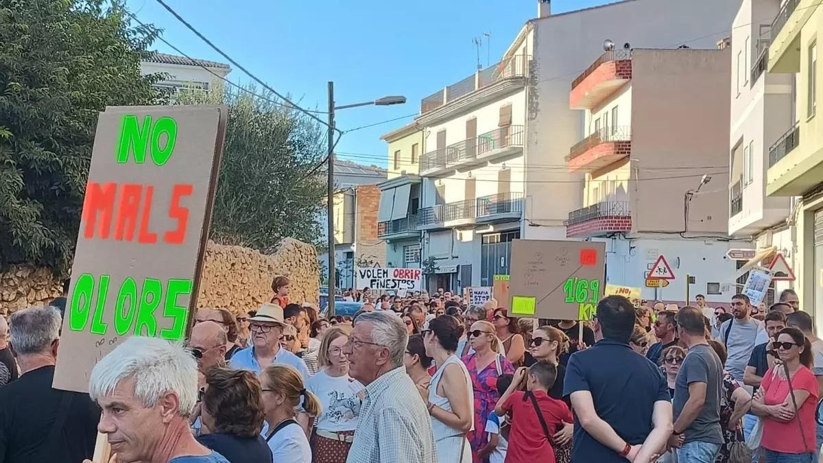 Manifestación en Llutxent contra los malos olores.