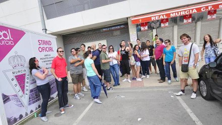 Aficionados hacen cola en las inmediaciones de Nueva Condomina para conseguir una entrada.