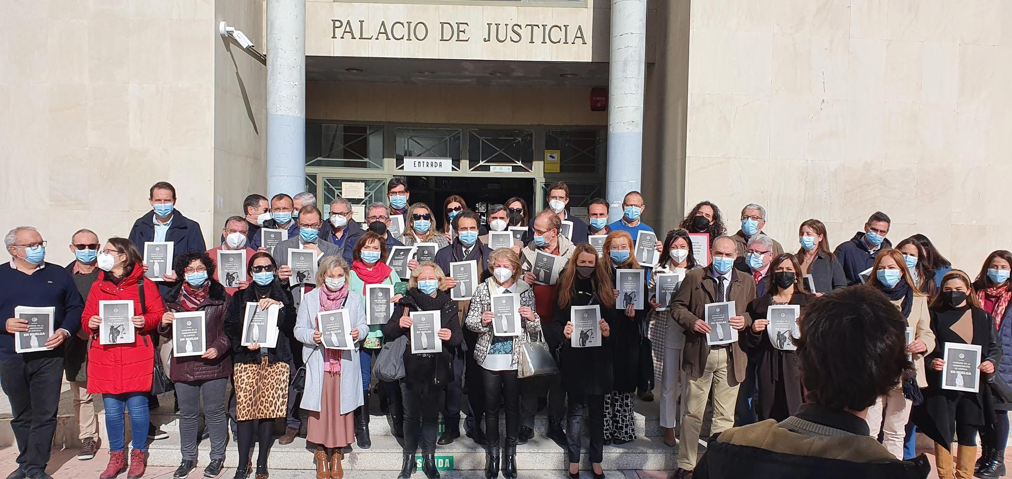 Concentración de letrados a las puertas de los juzgados de Alicante.