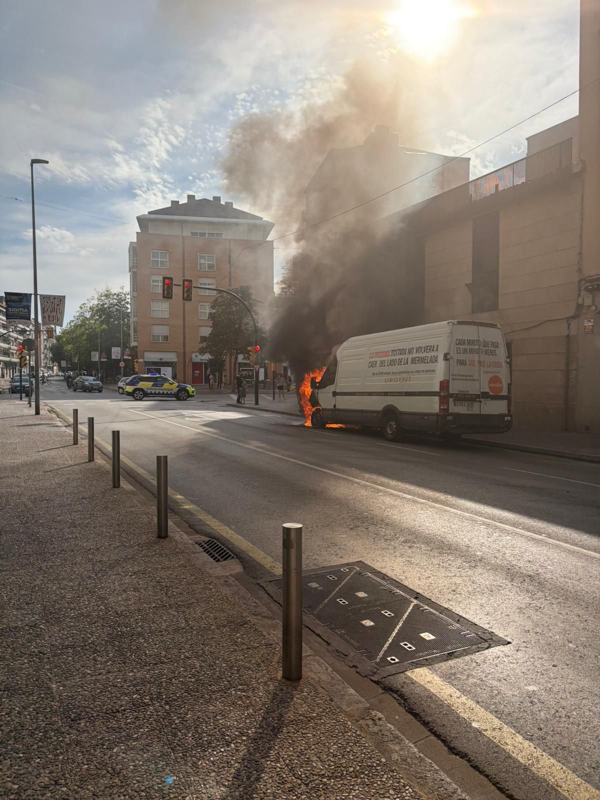 Les fotos de l'incendi d'un vehicle al carrer Migdia de Girona