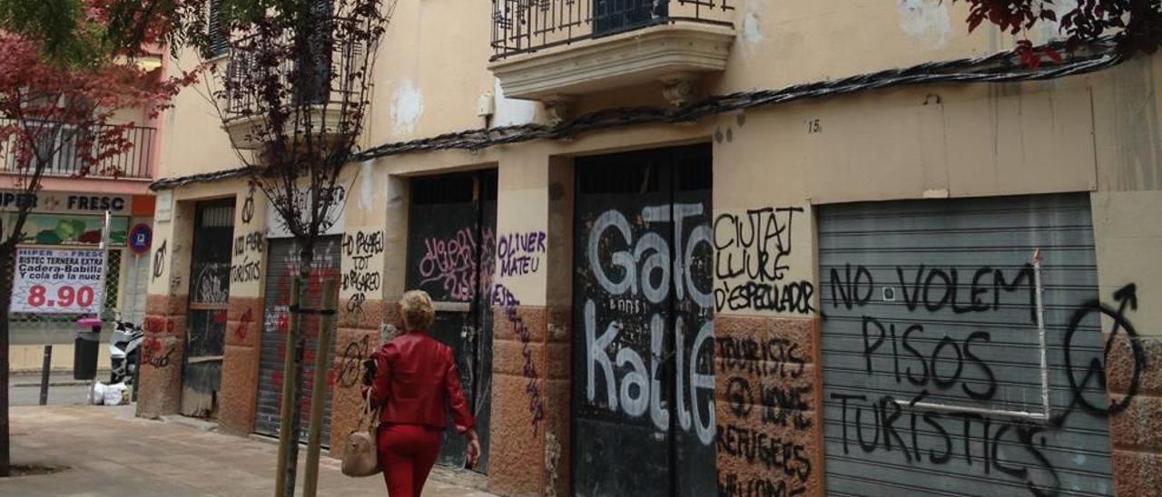 Una pintada contra el alquiler vacacional en el edificio de la plaza Fleming okupado el año pasado.