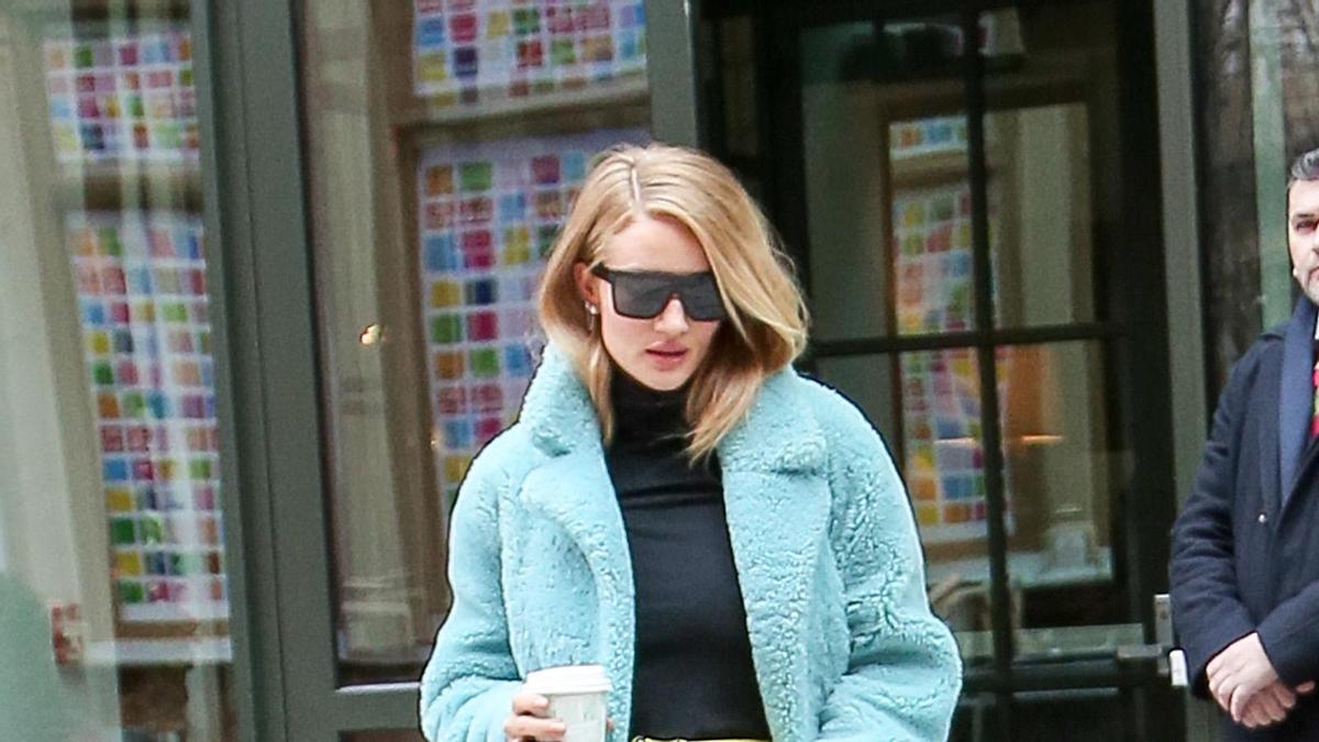 Rosie Huntington con abrigo azul