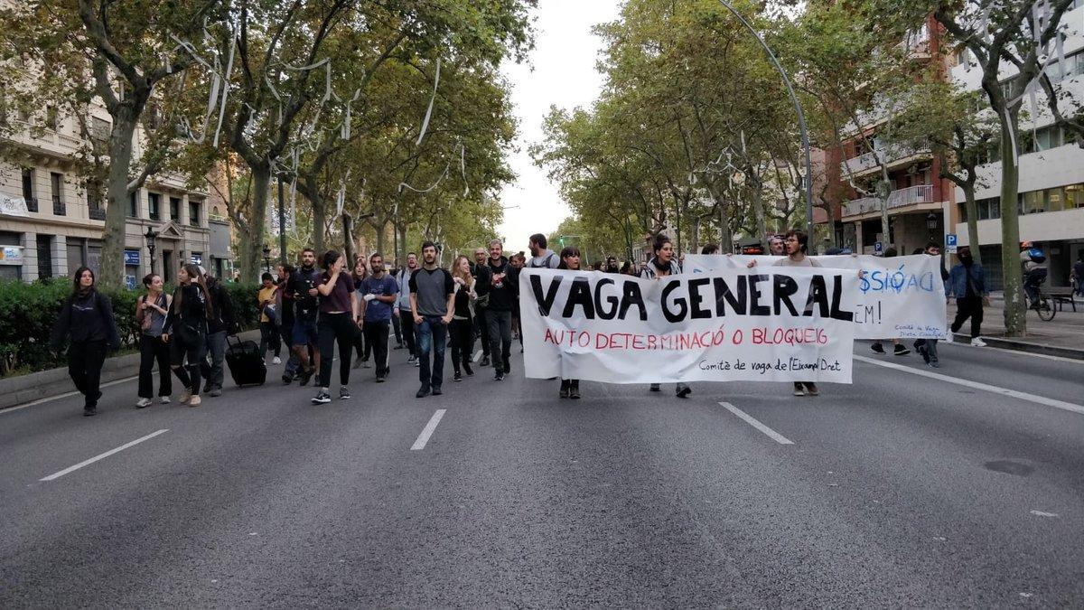 Una manifestación corta la Gran Via, este viernes.