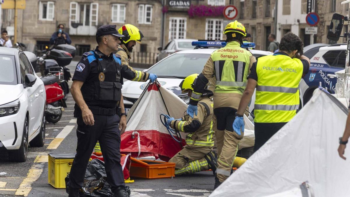 Policías y bomberos tras un accidente en la rúa Virxe da Cerca de Santiago
